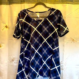 NWT Perfect tee from LuLaRoe. Size Med